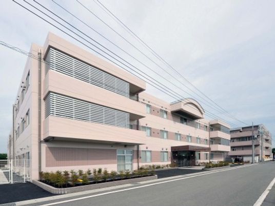 モダンな外観の建物