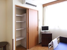 居室の窓と家具