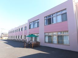 ピンクの壁の建物外観