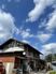 空に向かう建物外観