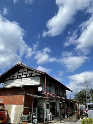 空に向かう建物外観