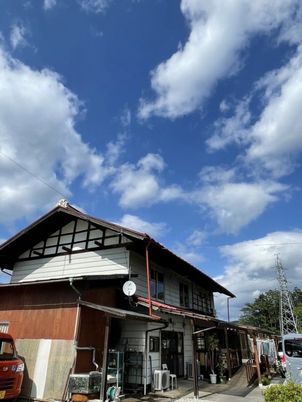 空に向かう建物外観