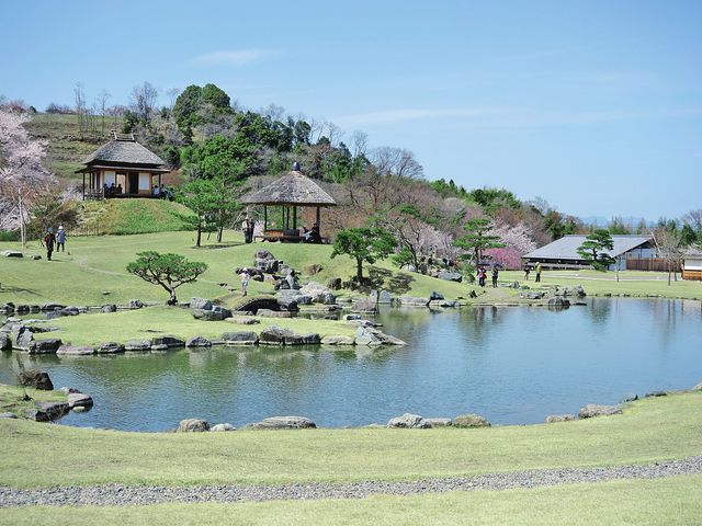 自然豊かな庭 庭 手入れの行き届いた広大な庭では、四季折々の景色を楽しめます。施設の魅力を体感してください。