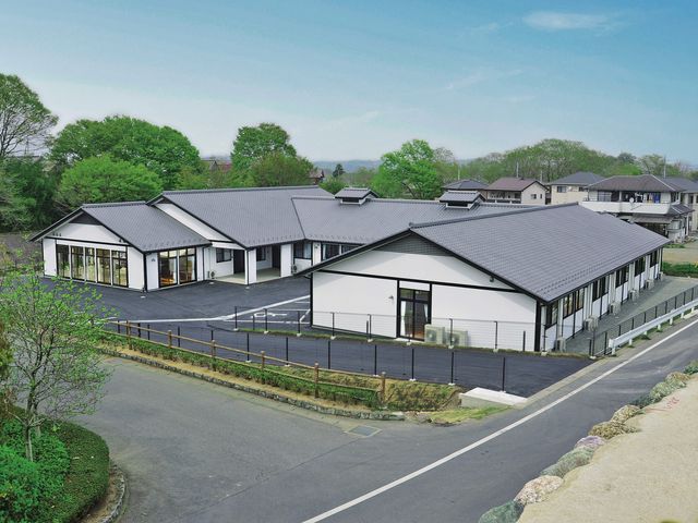 静かな場所にある建物 外観 広々とした空間が広がる静かな環境です。職場として穏やかな雰囲気を感じることができます。