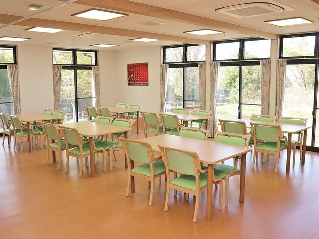 自然光が差し込む室内 ダイニングルーム 大きな窓から自然光が降り注ぐ広々とした空間で、リラックスした時間を過ごすことができます。