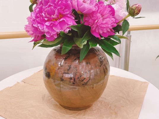 花瓶の花が飾られたラウンジ  