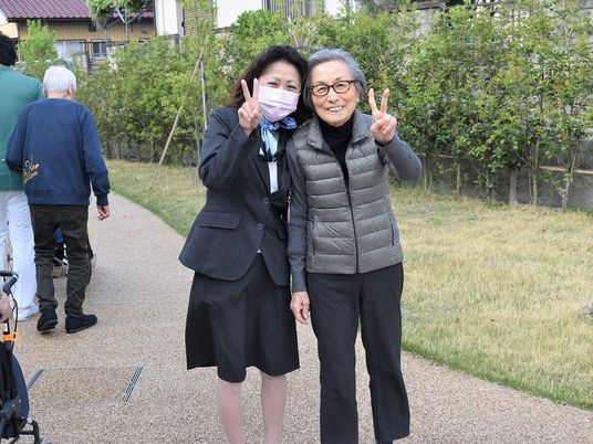 笑顔の二人と庭園