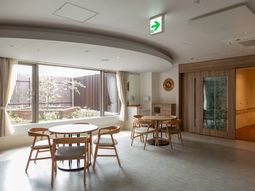 円卓と椅子のあるリビング