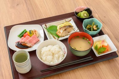 配膳された和食の膳