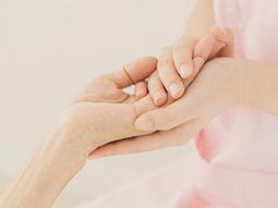 手を優しく支える様子