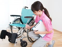 スタッフが車椅子をチェック
