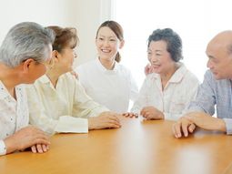 笑顔の人々とスタッフ