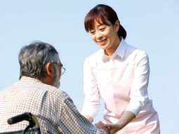 笑顔で手を握るスタッフ