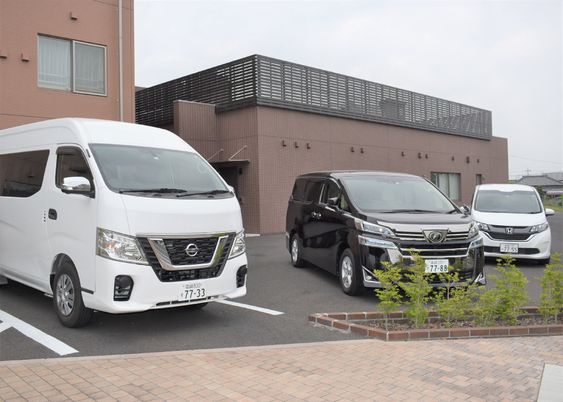 施設前の駐車場風景