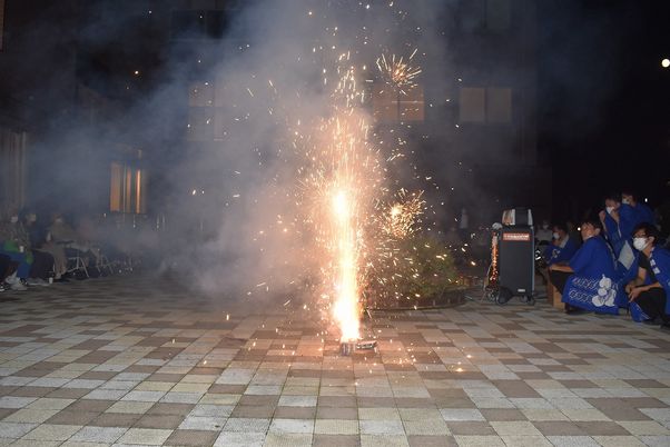 中庭での花火イベント