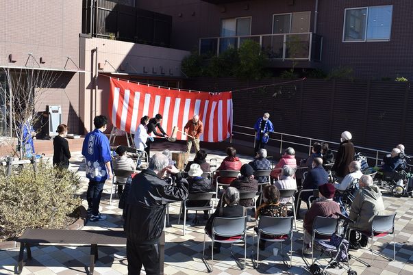 和やかな雰囲気の中庭