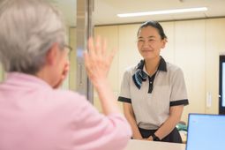 笑顔のスタッフと利用者