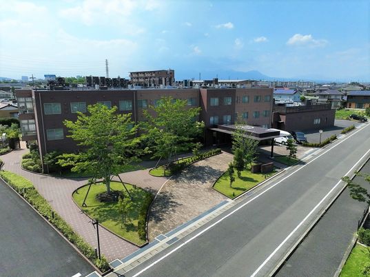 緑に囲まれた清潔な建物