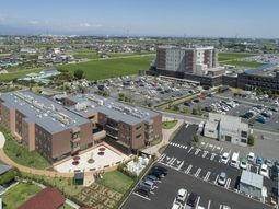 広々とした施設の外観
