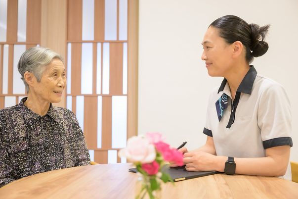 利用者と向き合う介護職員