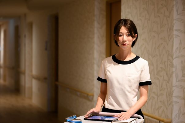 スタッフが立つ廊下