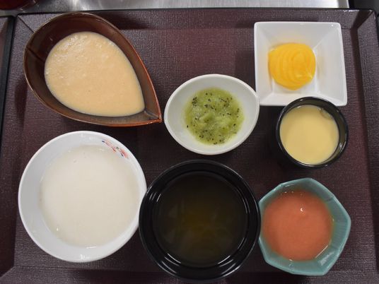 食事内容を盛り付けたトレイ