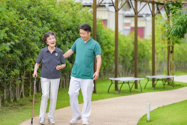 スタッフと散歩する利用者