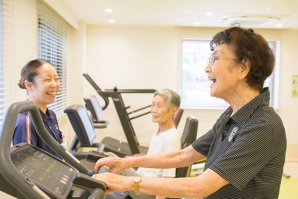 笑顔溢れる機能訓練室