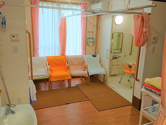 明るい浴室前の脱衣所です  