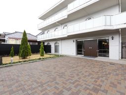 清潔な外観の建物エントランス