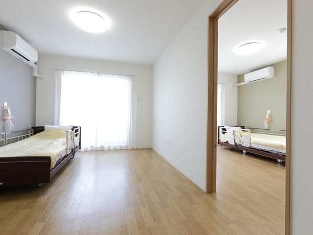 快適な居室空間 居室 ゆとりある明るい居室で、窓から自然光が差し込んでいます。シンプルなつくりで、使いやすさを考えた配置がされています。