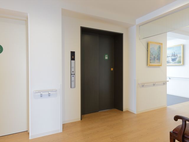 広い廊下とエレベーター エレベーター バリアフリー設計のエレベーター前です。明るく清潔な廊下では安心してお仕事に取り組めます。