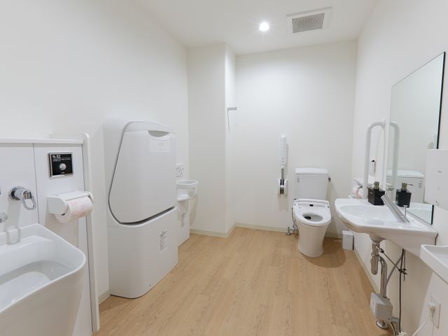 清潔なトイレの内観