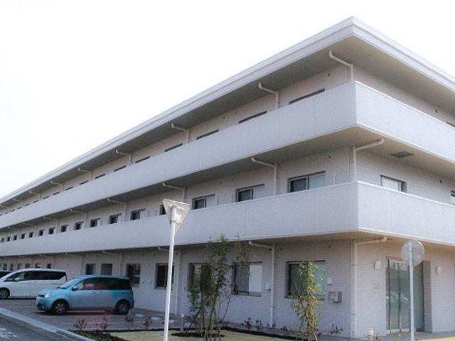 施設の外観 外観   3階建ての建物で、各階にベランダが並んでいます。駐車スペースも見えて、出入りしやすそうな印象です。