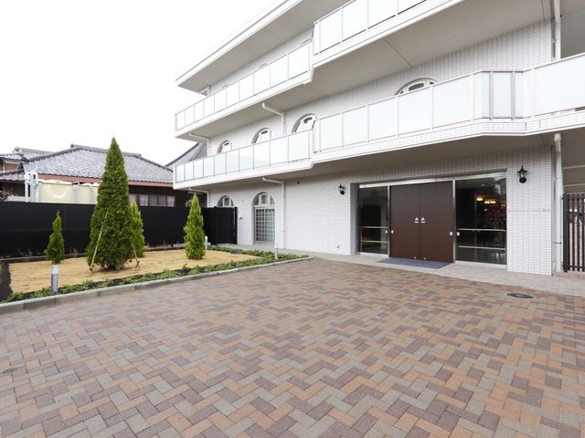 清潔な建物のエントランス 外観 広々としたエントランスは明るく開放感があり、訪れる方々を温かく迎え入れます。