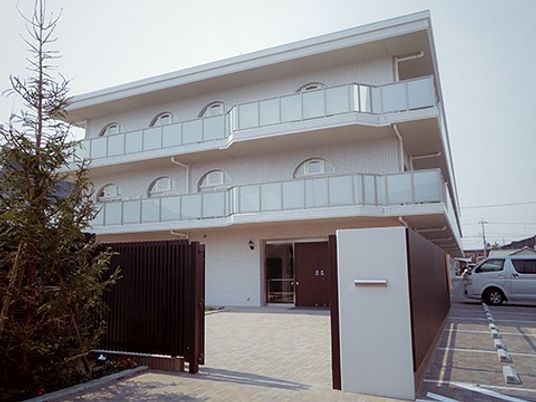 3階建て施設の外観  