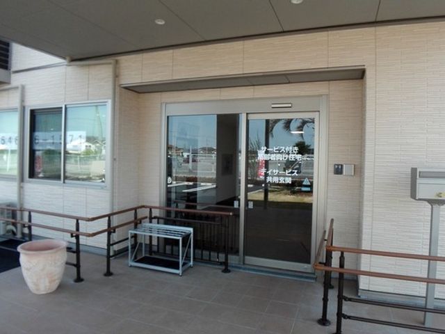 連絡先記載の入口 エントランス スムーズに出入りできる、広めのエントランスです。人々が安心して利用できるように、細部に配慮が行き届いています。