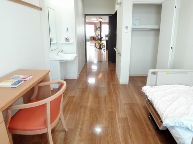 くつろげる居室 居室 明るい自然光が差し込む居室には、快適に過ごせる設備が整っています。