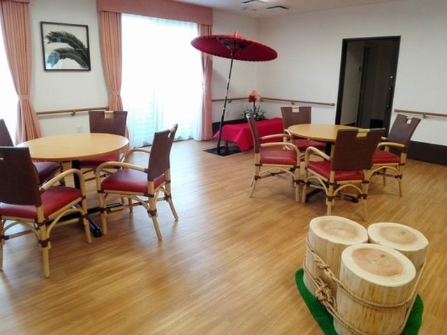 広々とした室内 ラウンジ 自然光がたっぷり入るラウンジで、和風の装飾が施されています。居心地の良い空間です。