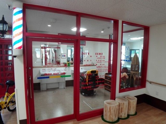 理美容室の入口 理美容室 明るくカラフルな理美容空間で、利用者様のリラックスした時間をお届けいたします。