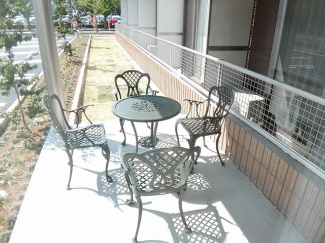 テラスの風景 テラス 落ち着いた雰囲気のテラスです。日当たりが良く、リラックスした時間を過ごせます。