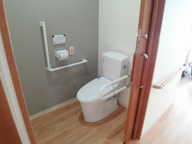 使いやすいトイレ トイレ 手すり付きで安全性の高いトイレです。車椅子利用者にも配慮された設計になっています。