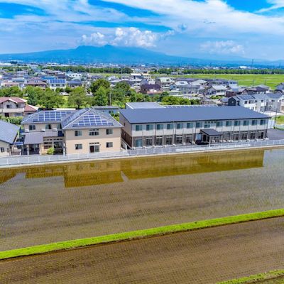 周囲に田んぼが広がる外観
