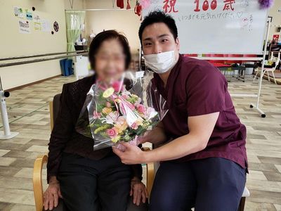 笑顔の利用者とスタッフ