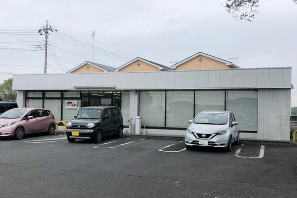 駐車場がある建物外観