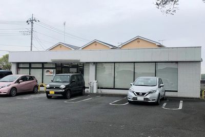 駐車場がある建物外観