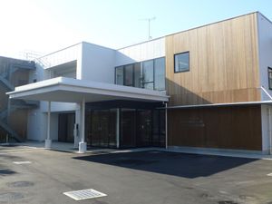 モダンな外観の建物エントランス