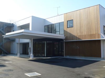 モダンな外観の建物エントランス