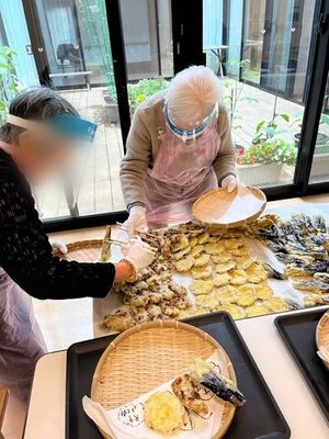 準備をする女性たち