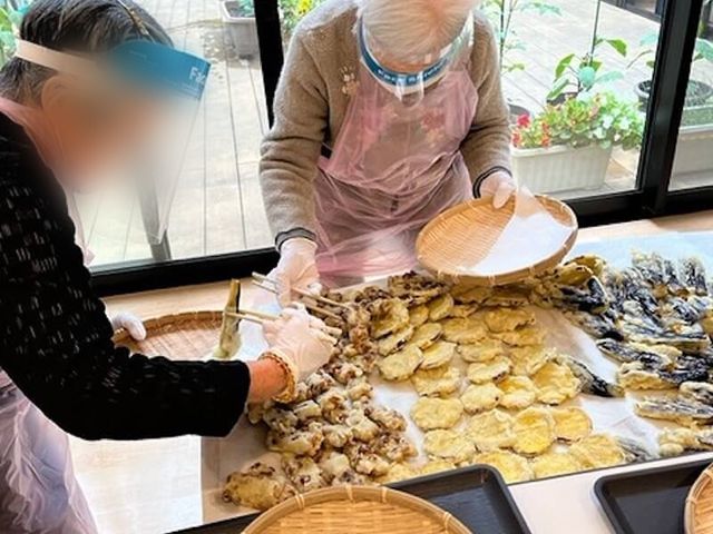 準備をする女性たち 多目的室 シニアの方々が集まり、活動を楽しんでいます。和気あいあいとした環境で、交流が充実しています。